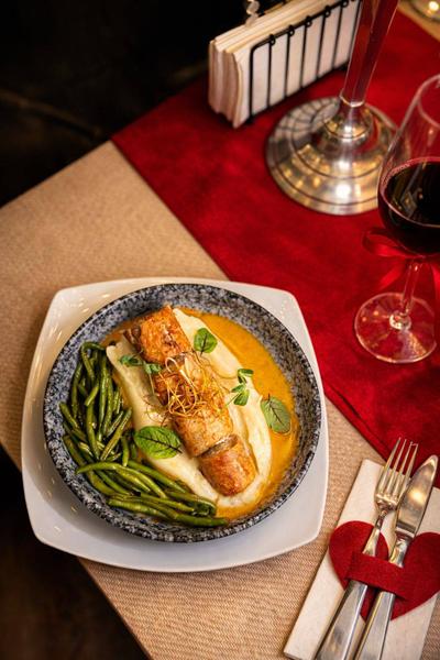 Duo Enchante-Ruladă Fragedă de Pui și Porc, Umplută cu Cremă de Brânză, Sos Catifelat de Ardei Copt, Piure Fin și Fasole Verde Trasă la Tigaie